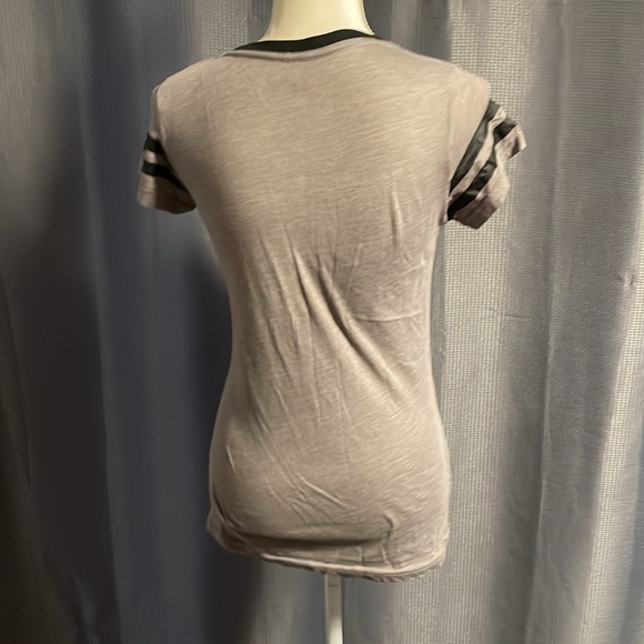 Harry Potter Womens TShirt Medium Gray Hogwarts Shield Wizarding World - Picture 3 of 5